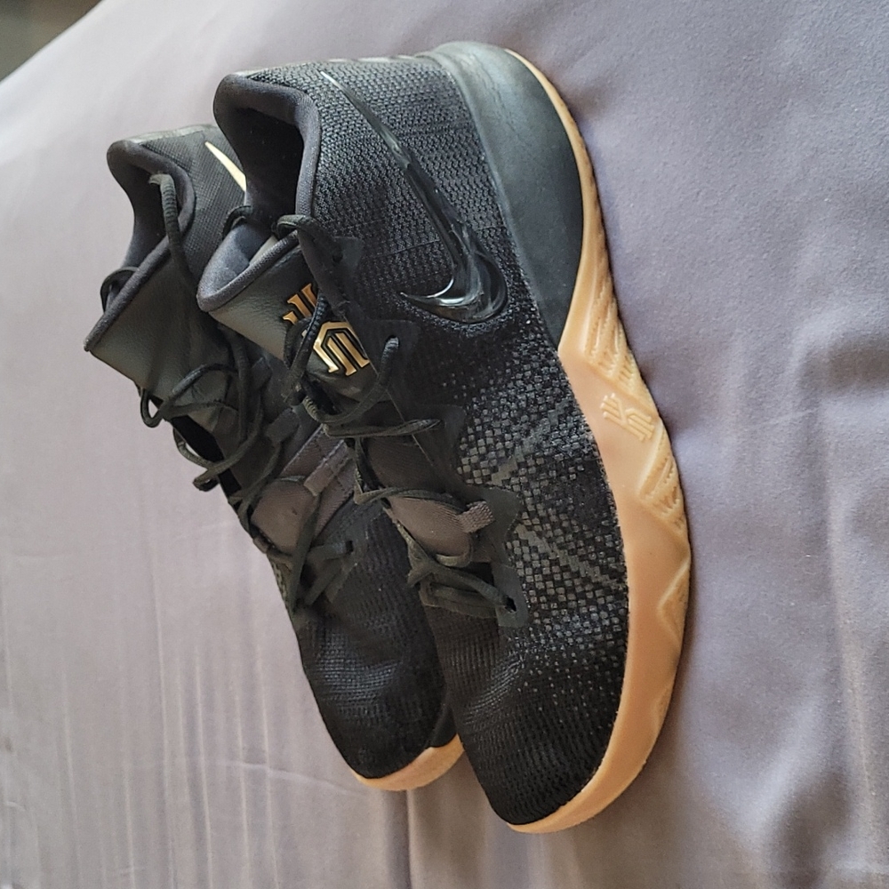 Nike Kyrie Flytrap Basketball Shoes